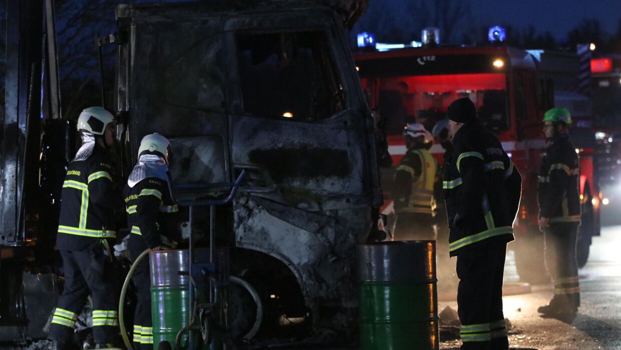 Lastbilen, der spærrer til og frakørslen, er totalt udbrændt. Foto: Presse-fotos.dk