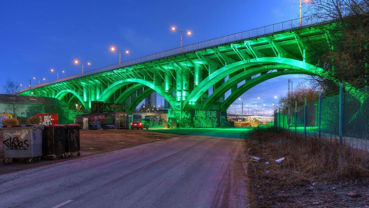 Ringgadebroen var et af byens vartegn, der blev oplyst af grønne farver. 