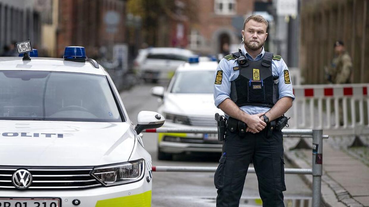 Betjentene i Københavns Politi skal bære vest, mens deres kollegaer i Odense ikke må&nbsp; (Foto: Liselotte Sabroe/Ritzau Scanpix)