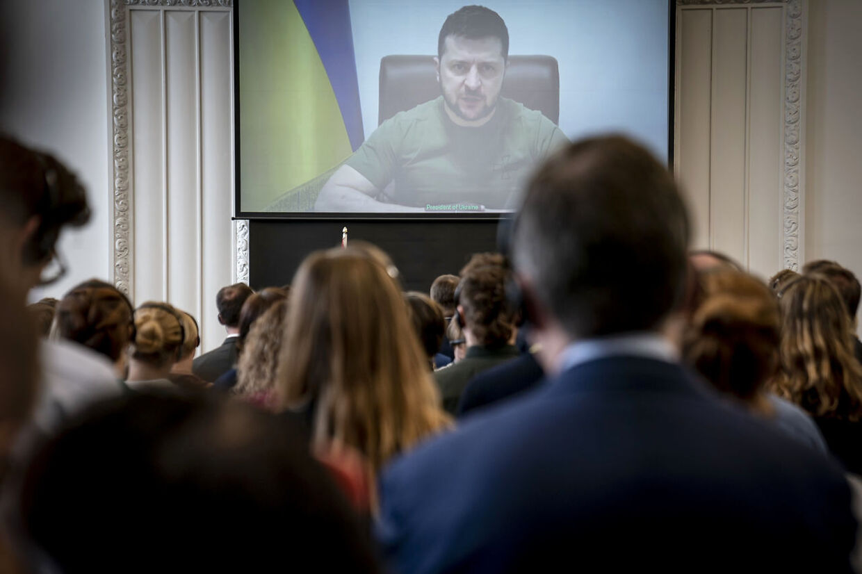 Folketingets medlemmer overværer den ukrainske præsident, Volodymyr Zelenskyj, holde tale via et videolink, i Landstingssalen på Christiansborg tirsdag den 29. marts 2022.