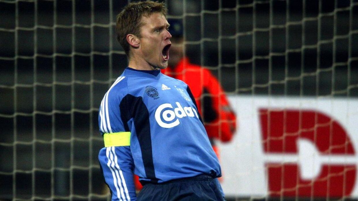 Mogens Krogh, der bar anførerbindet i Brøndby også, jubler i en af sine sidste kampe for klubben i 2002.
