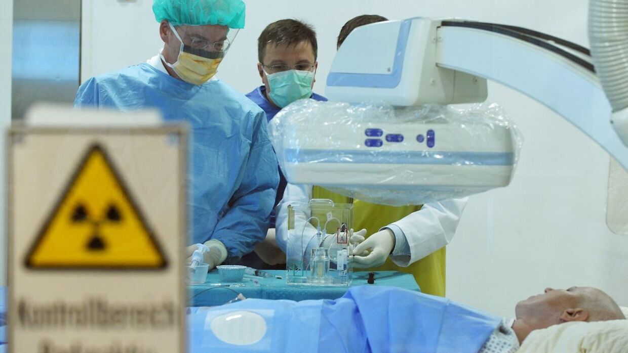 ARKIV. På billedet ses den tyske radiolog Thomas Vogl, der ifølge TV 2s dokumentar behandler fem danskere om måneden med regional kemoterapi. Hver behandling koster 29.000 kroner.