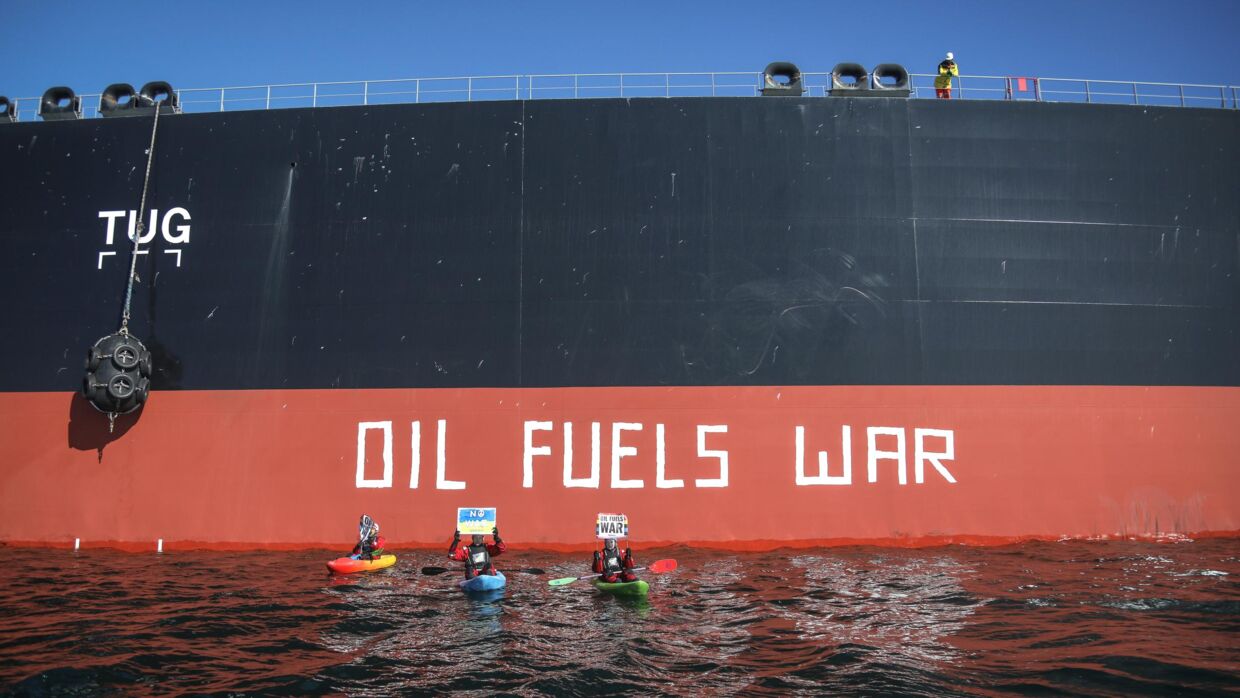 Aktivisterne har malet på skibet Pertamina Prime. De er nu sigtet for hærværk. (Kristian Buus / Greenpeace)