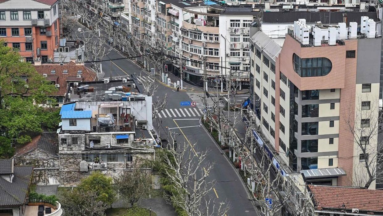 Gaderne er lige nu tomme i Shanghai, hvor nedlukningen af millionbyen er en realitet.
