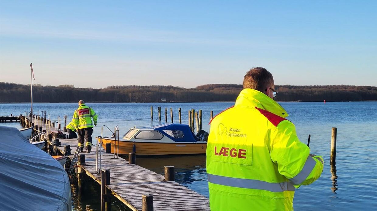 I de tidlige morgentimer var politi og redningsfolk til stede ved Lille Strandhuse i Svendborg efter meldinger om en drukneulykke. Foto: Presse-fotos.dk