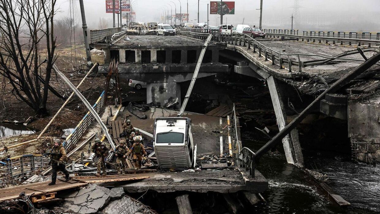 Ruslands invasion af Ukraine har skabt store dilemmaer for mange forretningsdrivende. Her ses en ødelagt bro ved byen Irpin nær Kyiv. 