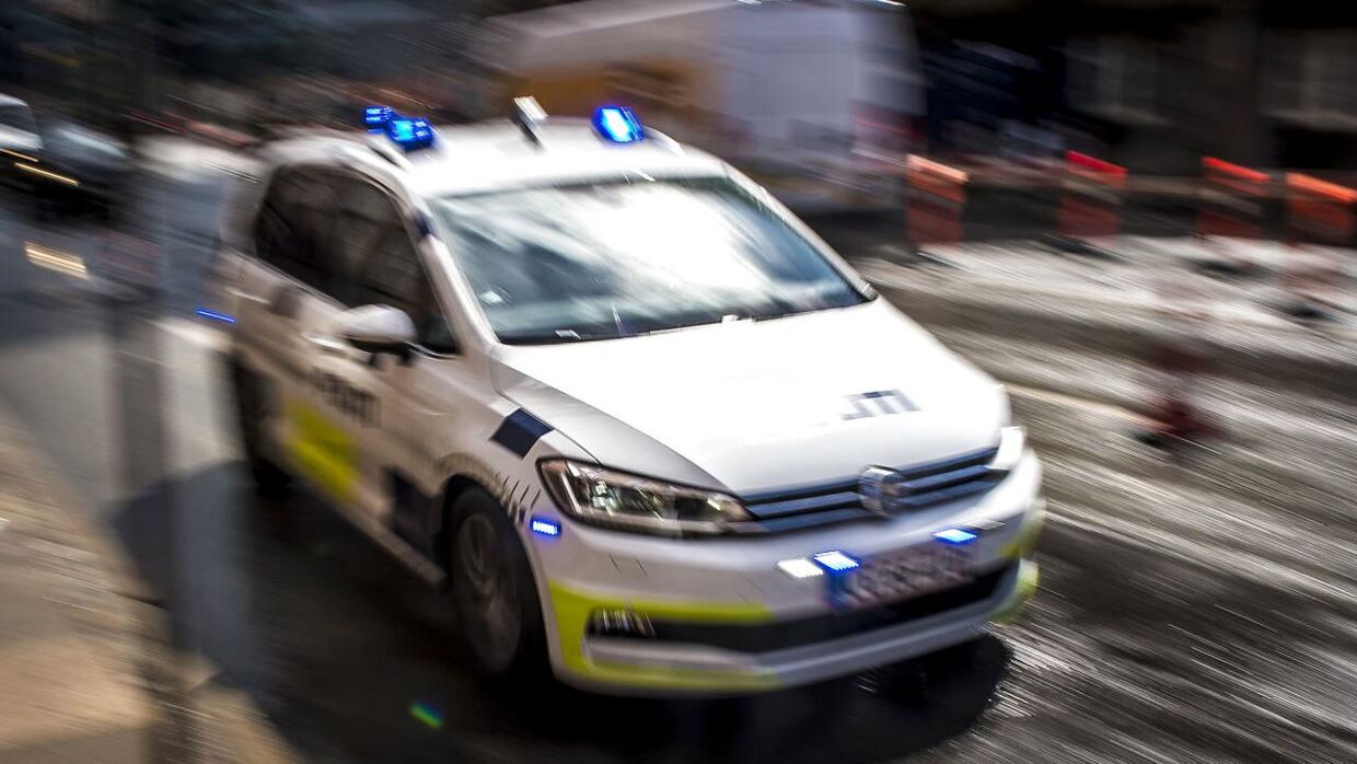 Klokken 01.55 natten til søndag blev Fyns Politi alarmeret om, at to personer var blevet kørt ned ved Kerteminde. Fyns Politi efterlyser en mørk personbil, der mangler højre tågelygte.