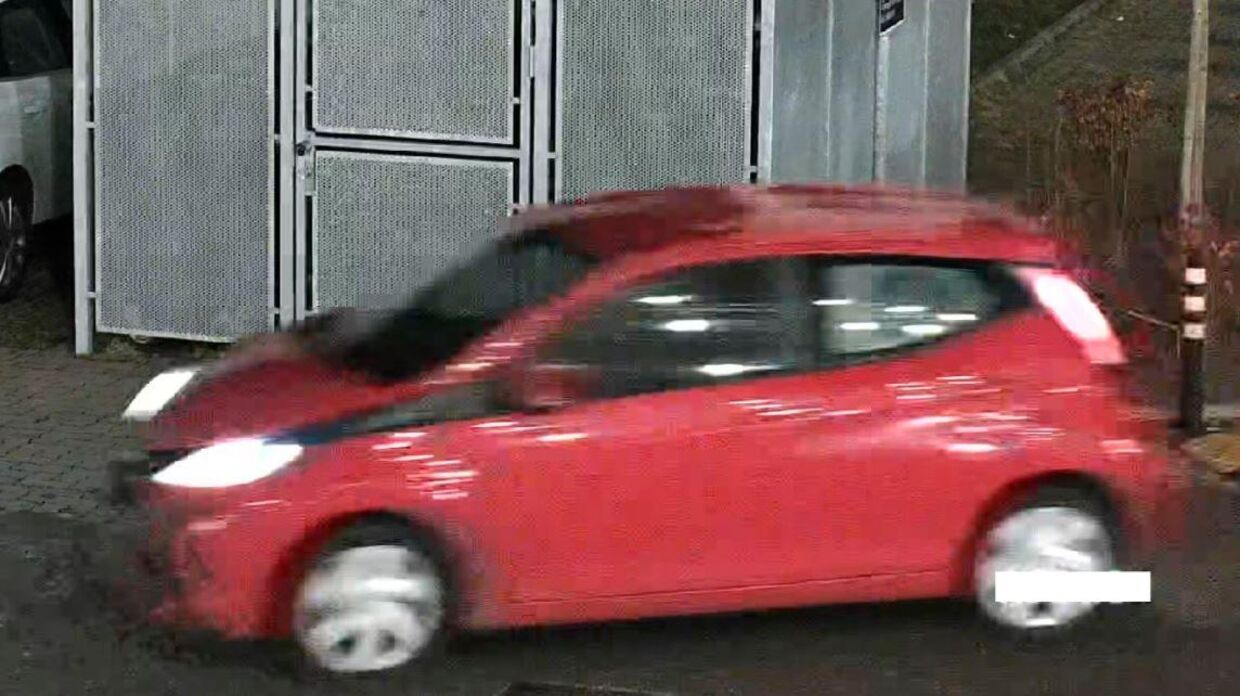 Den røde bil på billedet blev brugt som flugtbil efter drabet på den 19-årige mand. Foto: Fyns Politi.