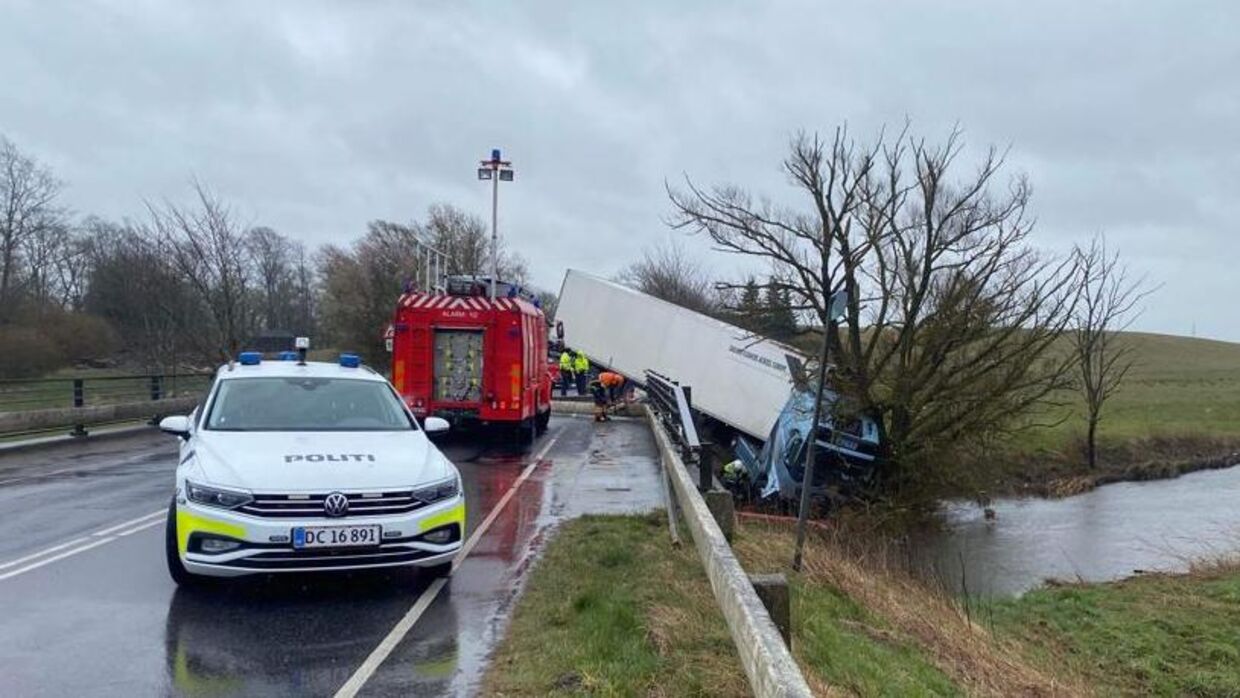 Manden, der kørte lastbilen, slap uskadt fra det voldsomme uheld, der spærrede trafikken, oplyser Fyns Politi. Foto: Presse-Fotos.dk.