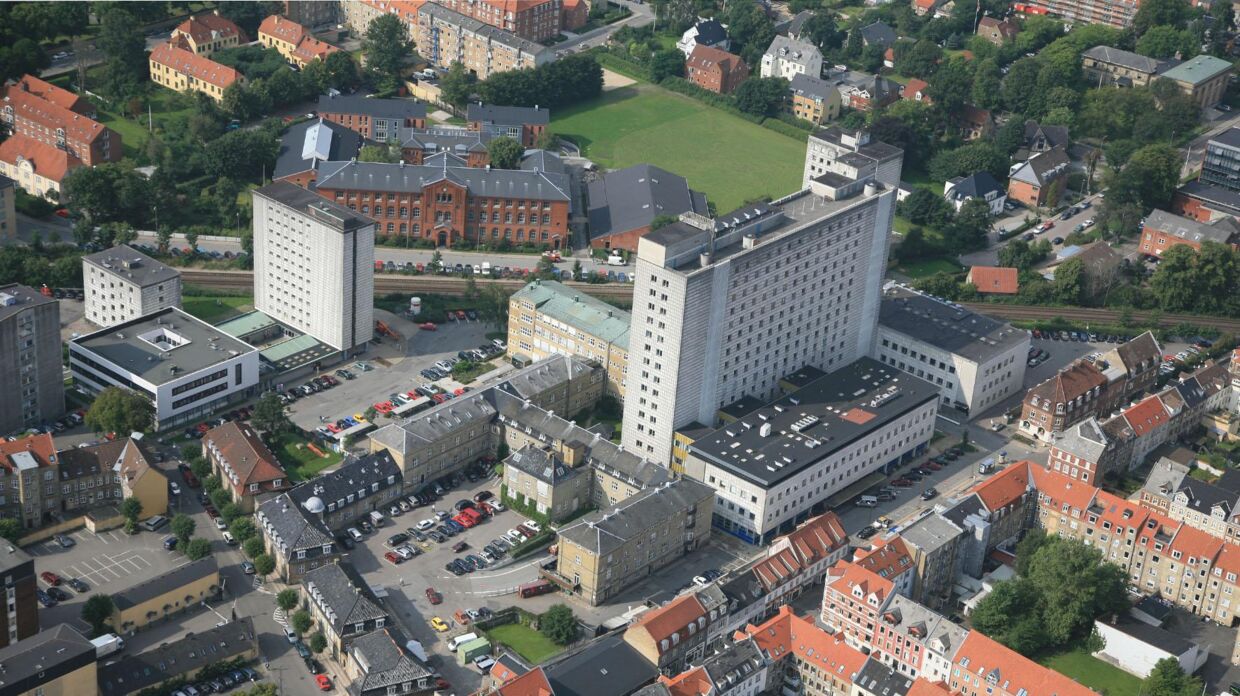 Sygehus Nord set fra luften. Bagved ses Aalborg Katedralskole.