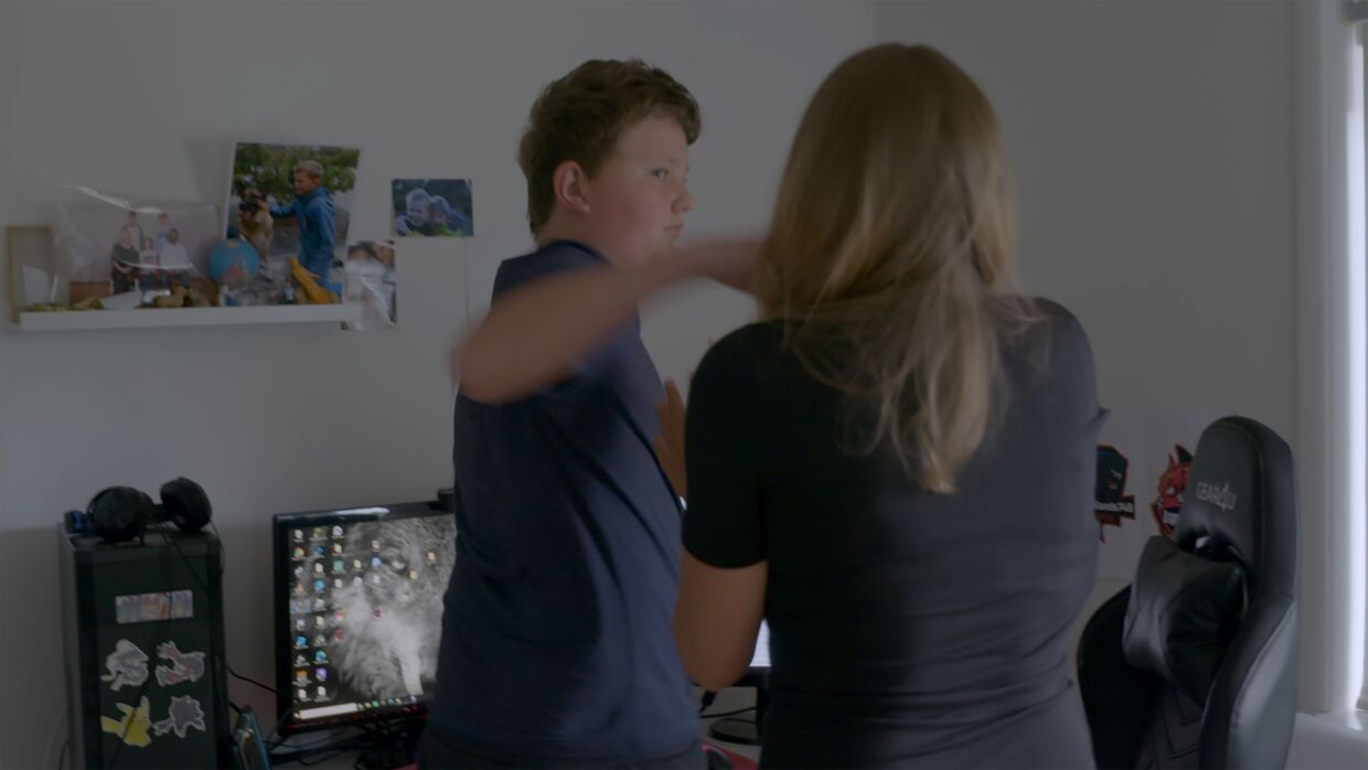 Når Jonathan bliver presset eller ked af det, reagerer han ved at råbe eller slå. Her er det hans mor, der står for skud. Foto fra filmen 'Vores liv med autisme'.