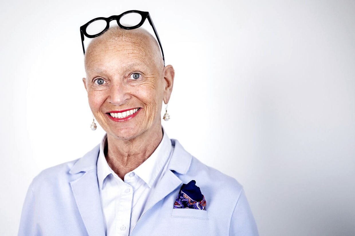 Brillerne sidder, hvor de plejer, men håret er blevet noget kortere. En kræftsygdom har ændret Ilse Jacobsens udseende. Foto Bax Lindhardt.