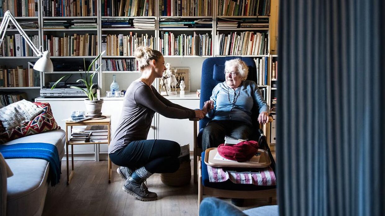 Arkivfoto. Her ses SOSU-medhjælper Pia Egbo, mens hun er hjemme hos borgeren, Karin Andersson i København- Foto: Arkiv: