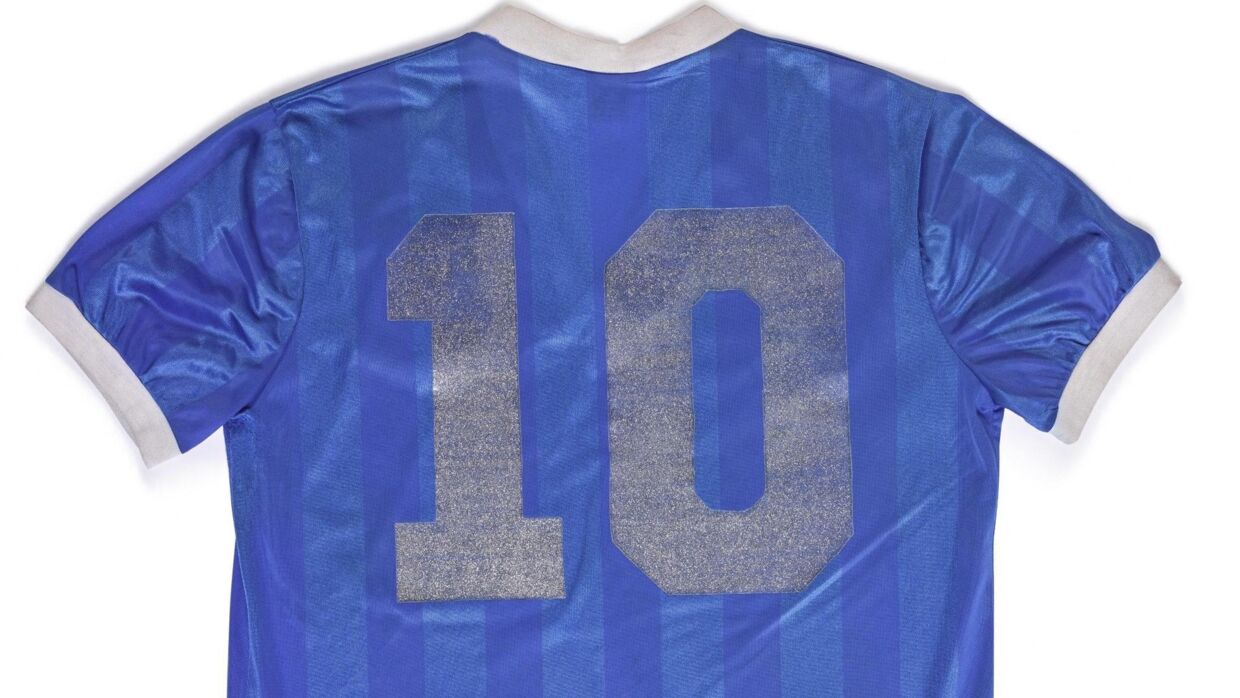 En Diego Maradona-trøje fra Argentinas VM-kamp mod England i 1986 kommer på auktion senere i april hos Sothebys. Angiveligt scorede Maradona et mål med hånden iført trøjen, men det betvivler den afdøde fodboldspillers datter. -/Ritzau Scanpix
