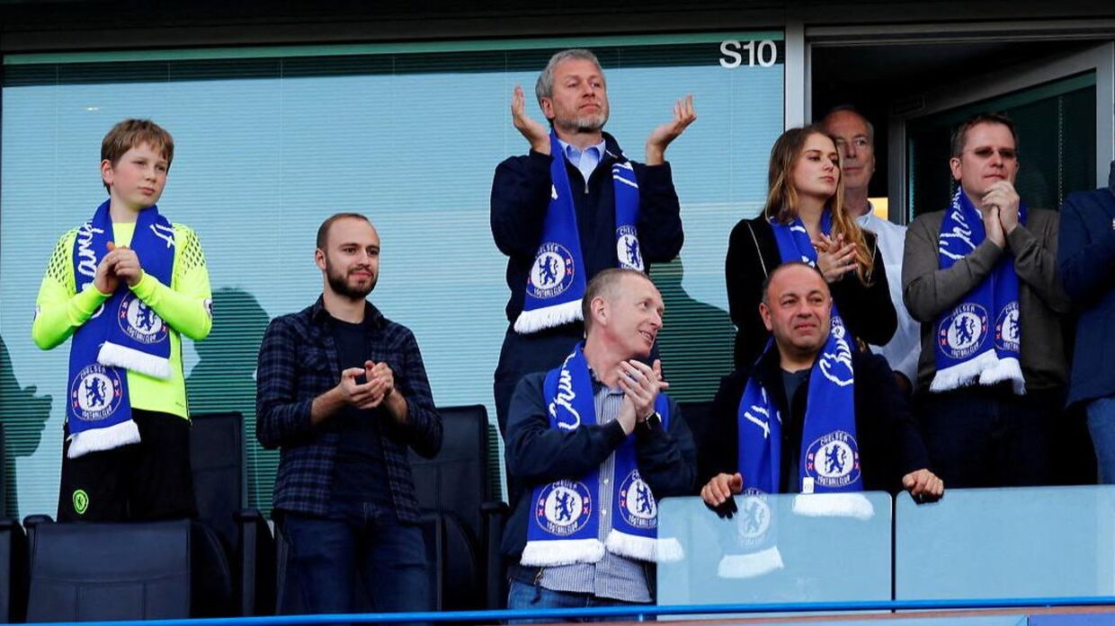 Roman Abramovitj på Chelseas stadion.