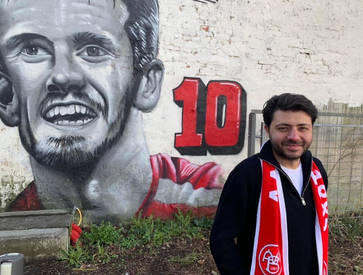 Burak Karamete foran en grafittivæg med Lucas Andersen - men hvis AaB-fansene tror han ikke kender AaB-anføreren, så tager de fejl. Foto: Simon Brix Frederiksen