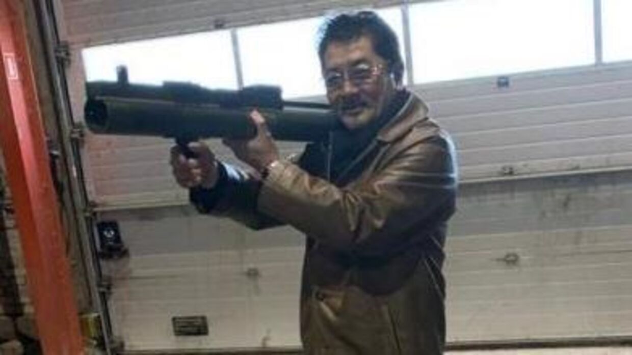 På billedet ses Takeshi Ebisawa stående med et våben, han blev fremvist på en ukendt lokation i København.