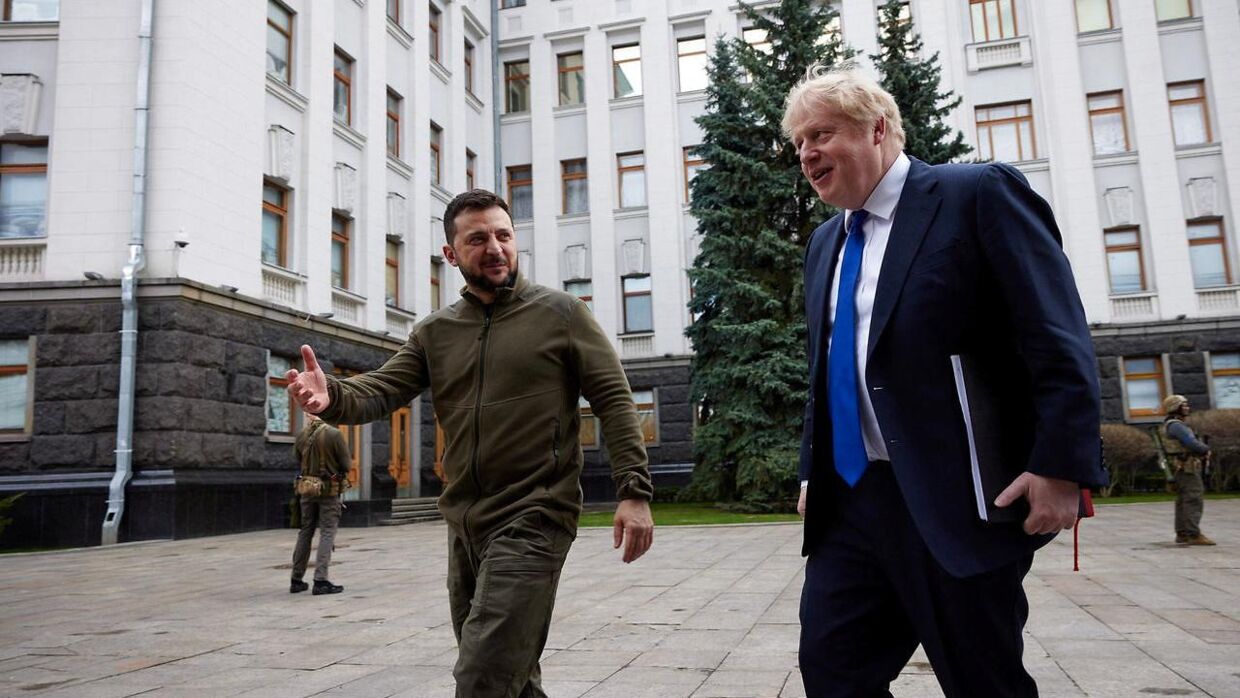 Den britiske premierminister, Boris Johnson, holdt lørdag møde med Ukraines præsident, Volodymyr Zelenskij, i Kyiv.