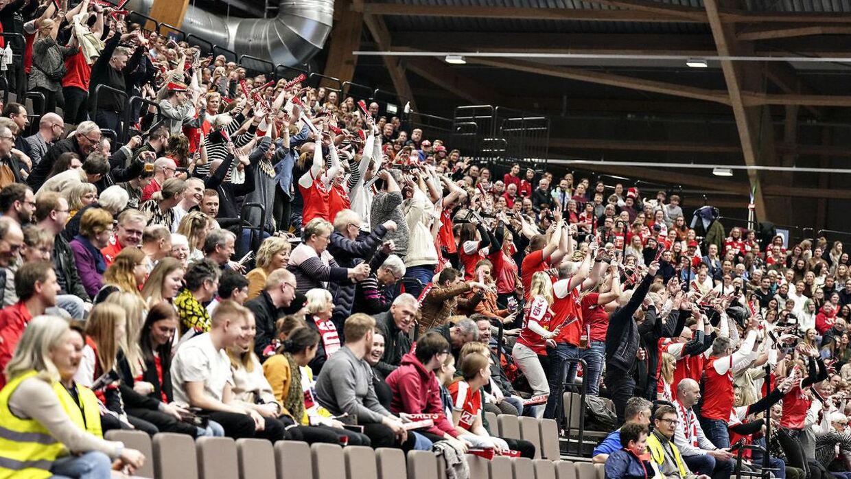 »Danmarks bedste publikum« kalder Aalborg Håndbold selv sine fans. Hjemmebanen i Gigantium er den mest velbesøgte i landet.