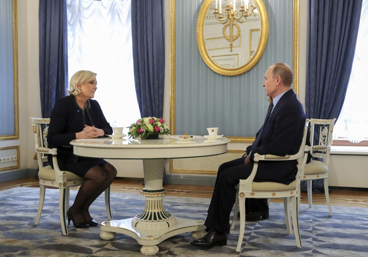 Marine Le Pen ses her under et møde med Vladimir Putin i Moskva i 2017. 
