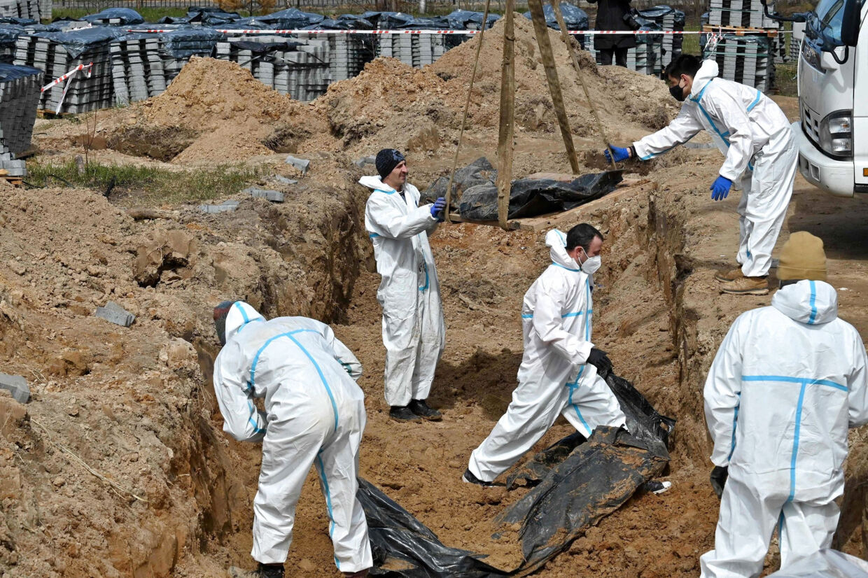 Lig bliver gravet op fra massegrave i Butja nordvest for hovedstaden Kyiv. (Arkivfoto) Sergei Supinsky/Ritzau Scanpix