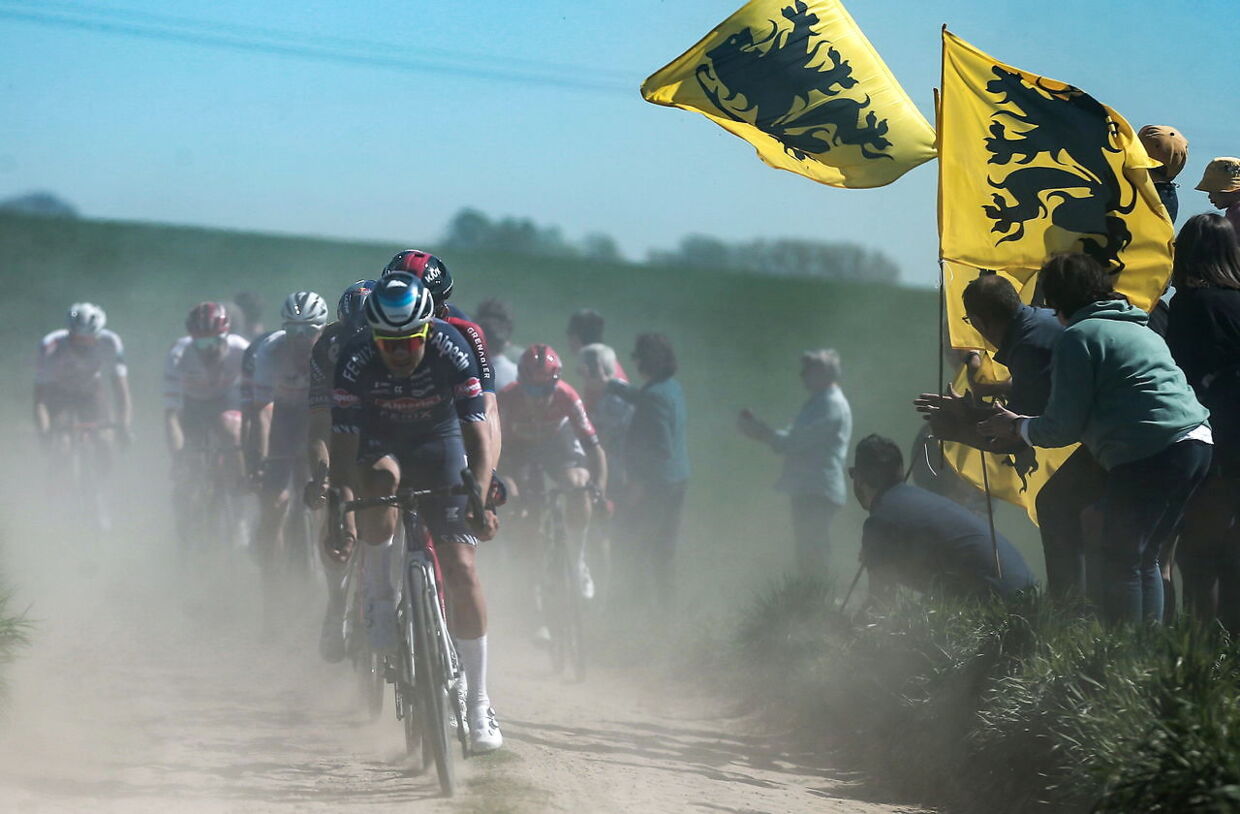 Paris-Roubaix leverede et vildt cykelløb.