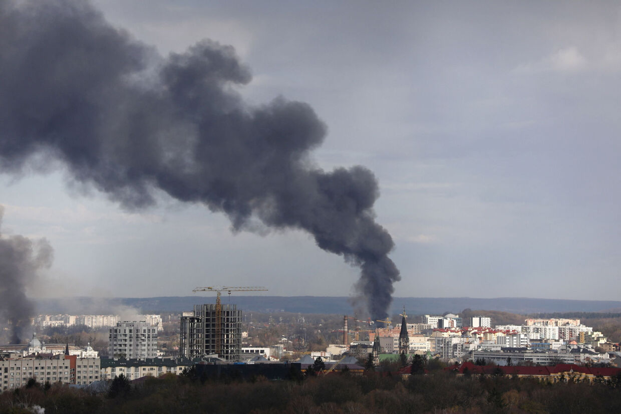 Røg stiger op fra udkanten af den ukrainske by Lviv, efter Rusland tidligere mandag angreb med raketter. Roman Baluk/Reuters