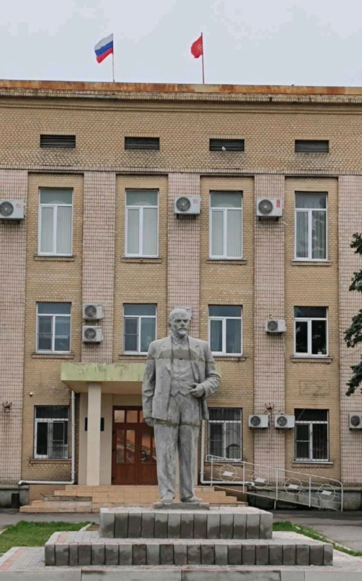 En statue af Sovjetunionens grundlægger og første leder Vladimir Lenin er blevet genopført i den af Rusland besatte ukrainske by Henichesk.