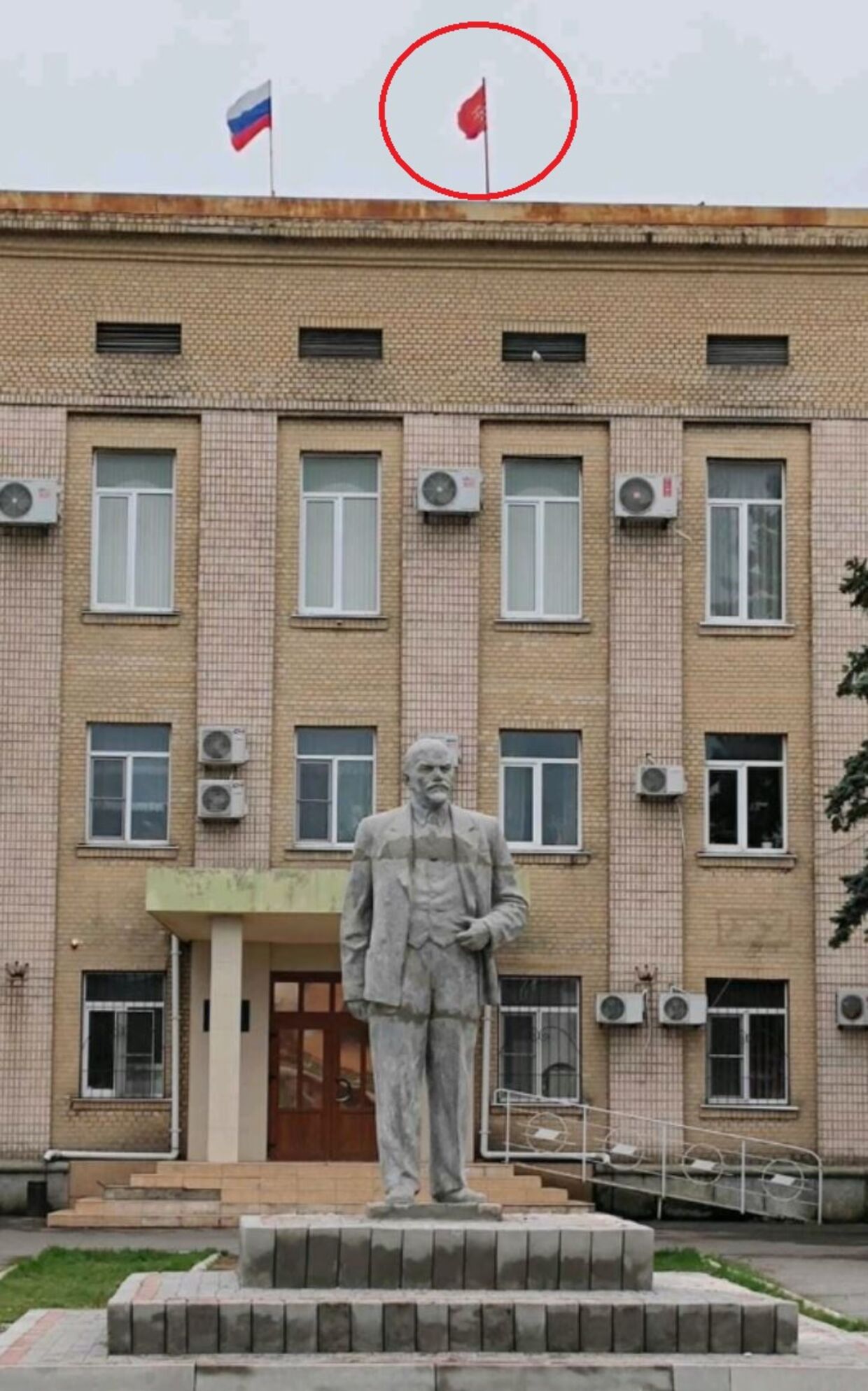 Her ses det sovjetiske flag vaje over regionsrådsbygningen i den af Rusland besatte ukrainske by Henichesk. Bemærk også den genopstillede Lenin-statue.