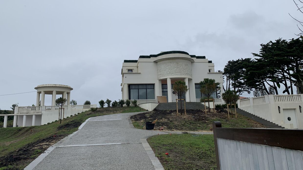Hovedbygningen på huset nord for Biarritz, hvor Vladimir Putins ekskone Lyudmila har forbindelse til. 