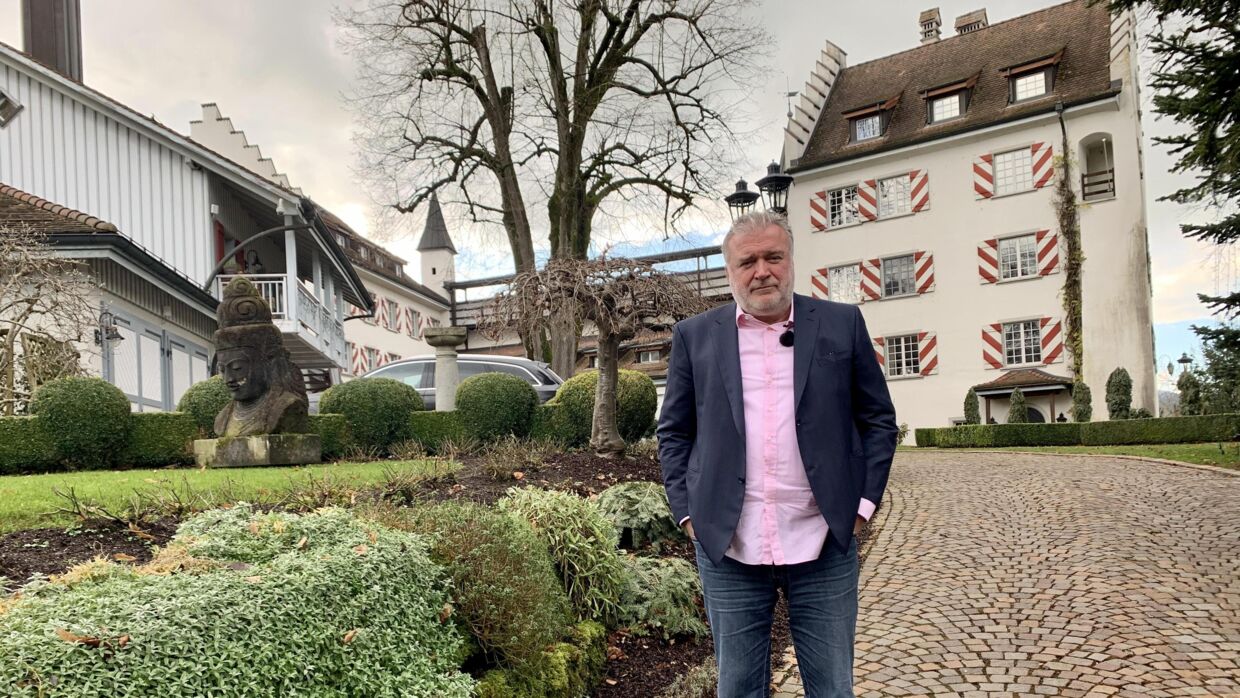 Lars Seier foran sit slot i Schweiz. 