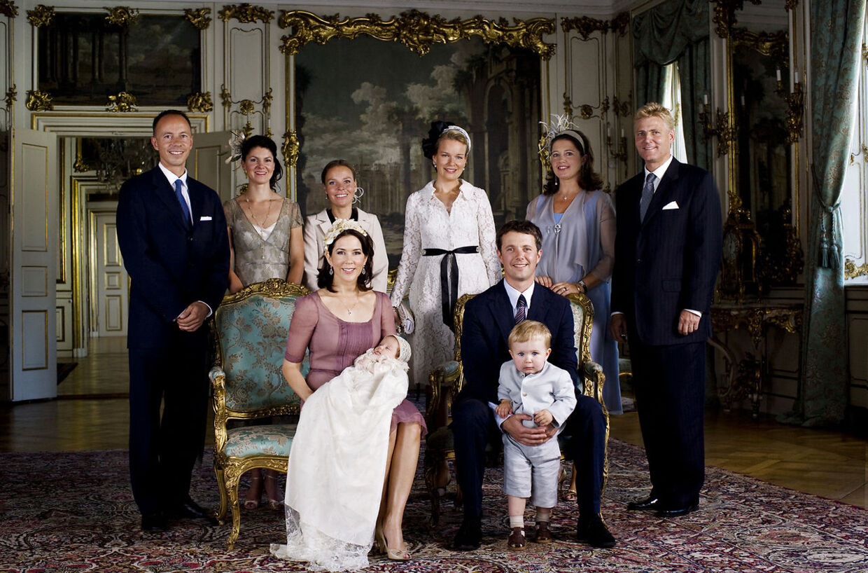 Prinsesse Isabellas barnedåb. Kronprins Frederik og kronprinsesse Mary med prins Christian, prinsesse Isabella og hendes faddere.