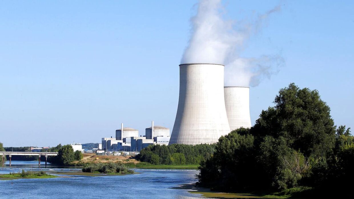 Golfech-atomkraftværket kan ses fra lang afstand i området.
