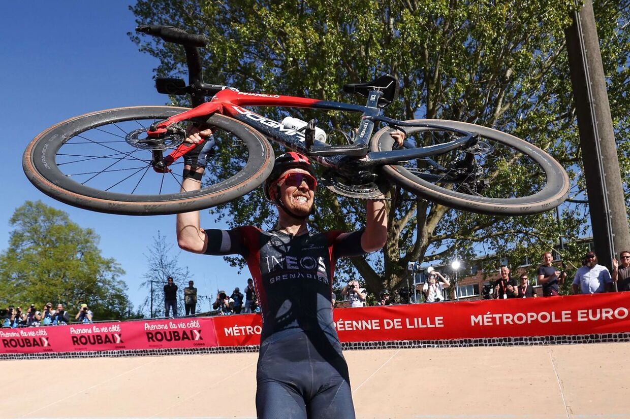Dylan van Baarle fra Ineos Grenadier vandt Paris-Roubaix.