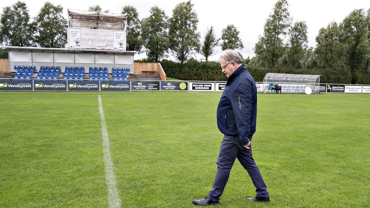 Jammerbugt Kommunes borgmester, Mogens Gade, går en tur på Jetsmark Stadion. Ganske opsigtsvækkende har borgmesteren været ude og kritisere truppens sammensætning.