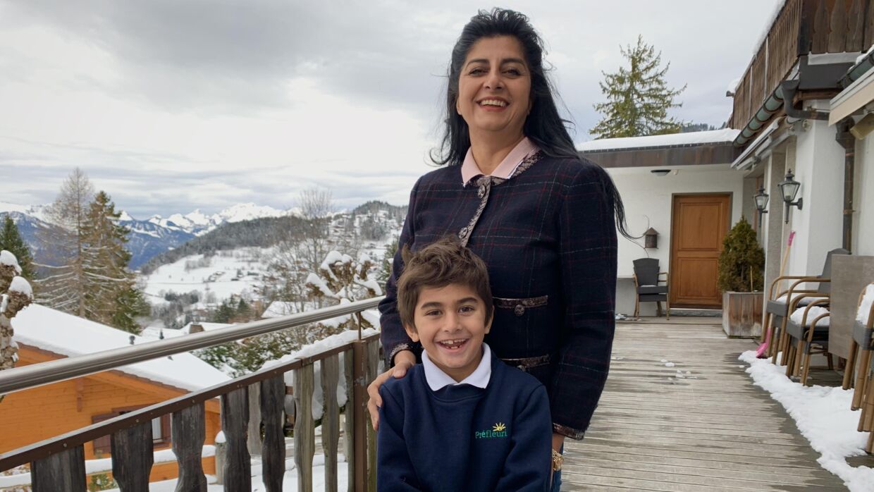 Susan Astani-Kjær med sønnen Alexander i Schweiz.