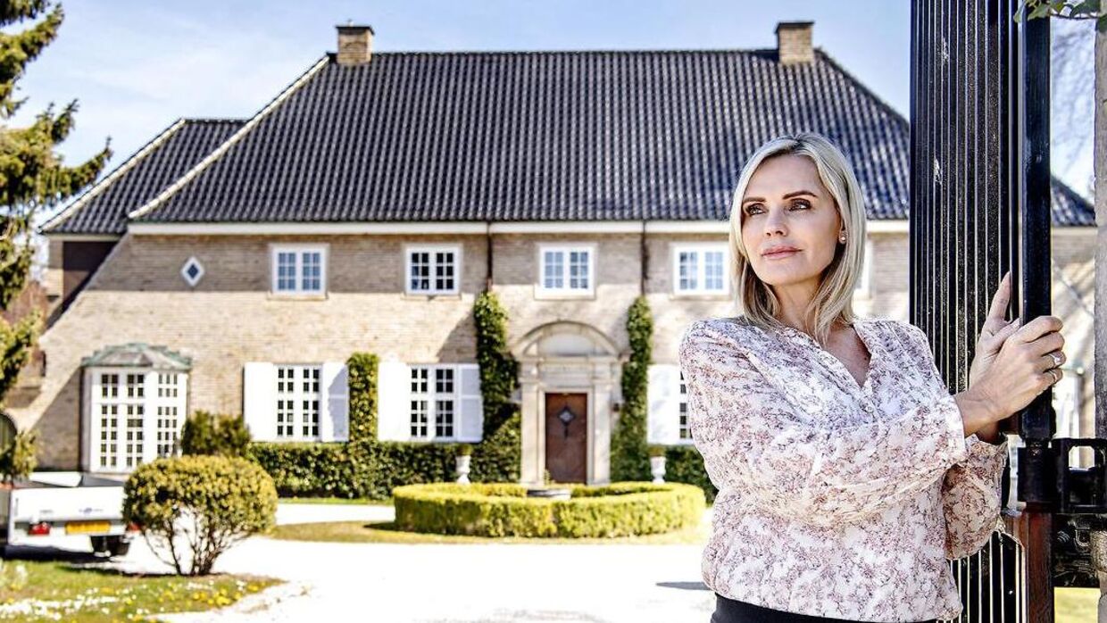 Janni Ree ved sit hus i Vedbæk, som ejes af Karsten Ree. 