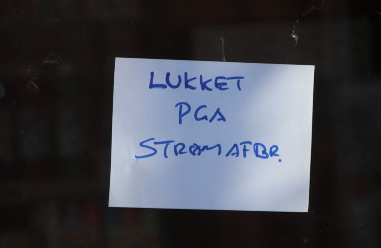 Her ses et skilt fra en af de lokale forretninger, som må holde lukket. Foto: Presse-fotos.dk
