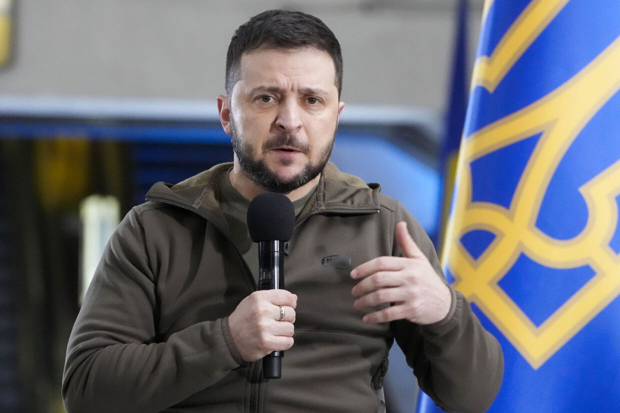 Ukraines præsident, Volodymyr Zelenskyj, siger på et pressemøde i Kyivs undergrundsbane, at det haster med at få flere våben fra USA og Europa til at stoppe Ruslands krig. Efrem Lukatsky/Ritzau Scanpix