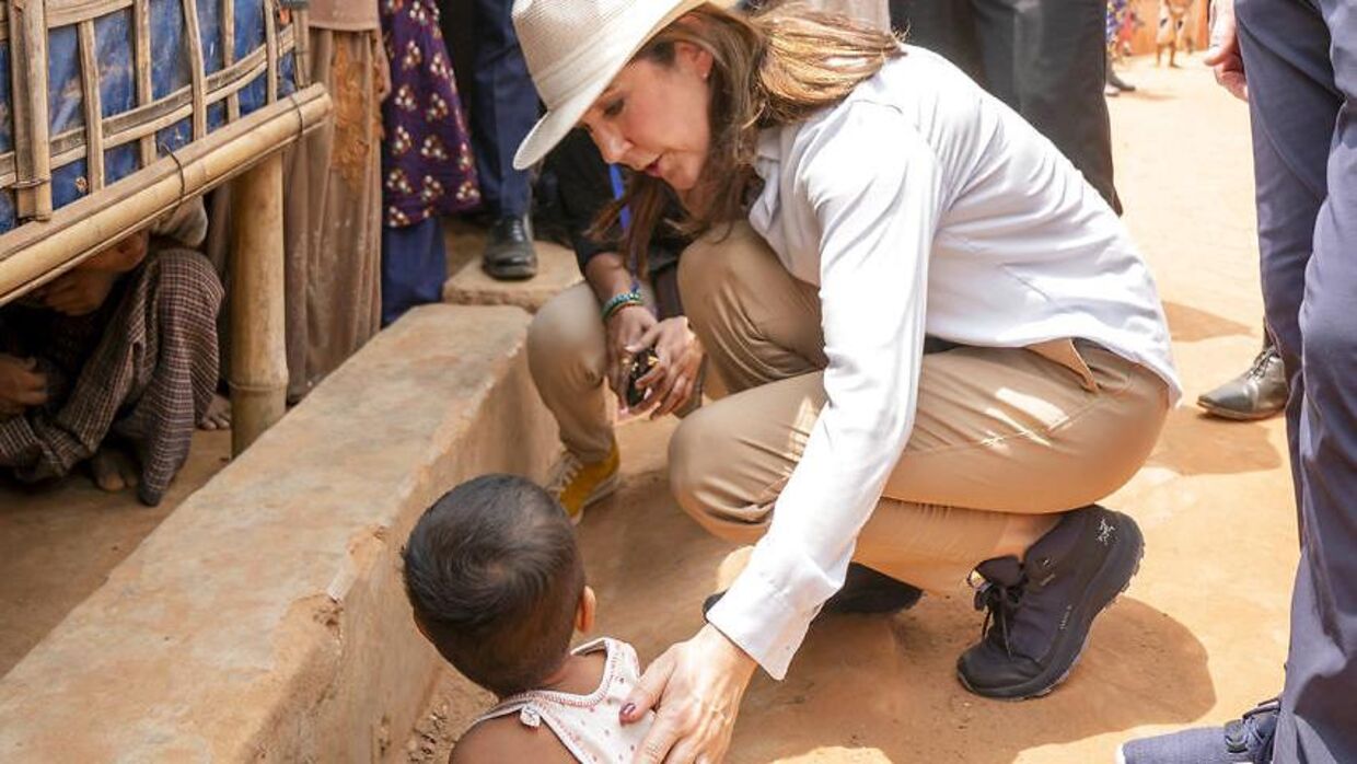 Kronprinsesse Mary var dybt engageret under sit besøg i verdens største flygtningelejr ved Cox Bazar i Bangladesh. Knap en million flygtninge lever her.
