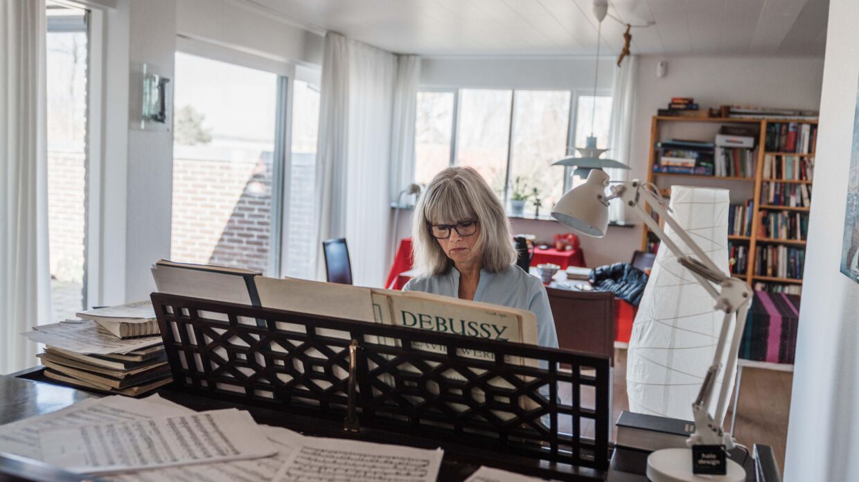 Elsebeth Egholm var som ung forbi Det Jyske Musikkonservatorium, før hun besluttede sig for at læse journalistik og senere blev forfatter. Efter en kræftsygdom for nogle år siden genoptog hun klaverspillet og spiller nu en halv time på sit flygel hver dag.