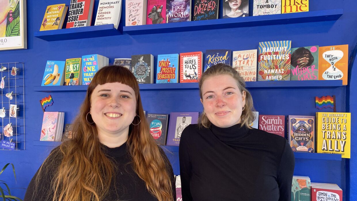 Kristine (venstre) og Emma (højre) har drevet Buens Bogcafé siden december 2021. Foto: Rebecca Haugaard Christensen