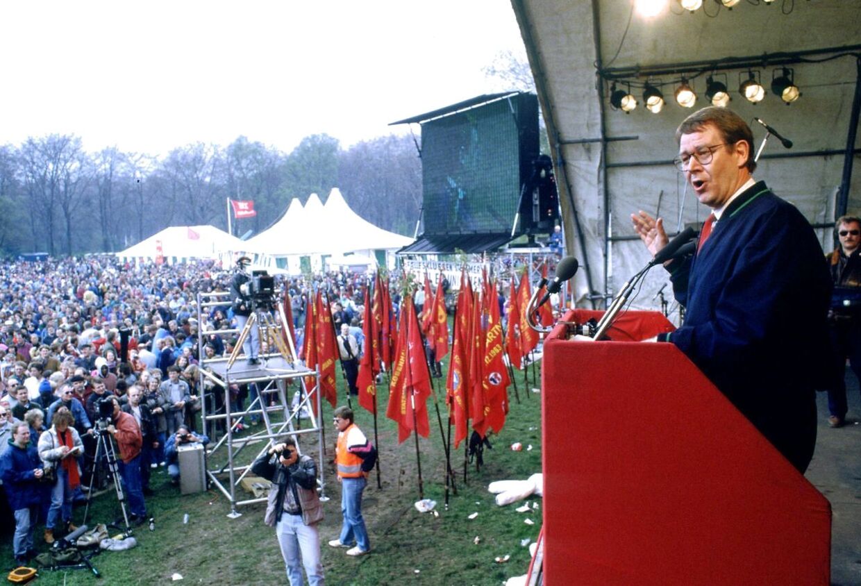 Daværende statsminister Poul Nyrup Rasmussen på talerstolen i Fælledparken i København, 1. maj 1992.