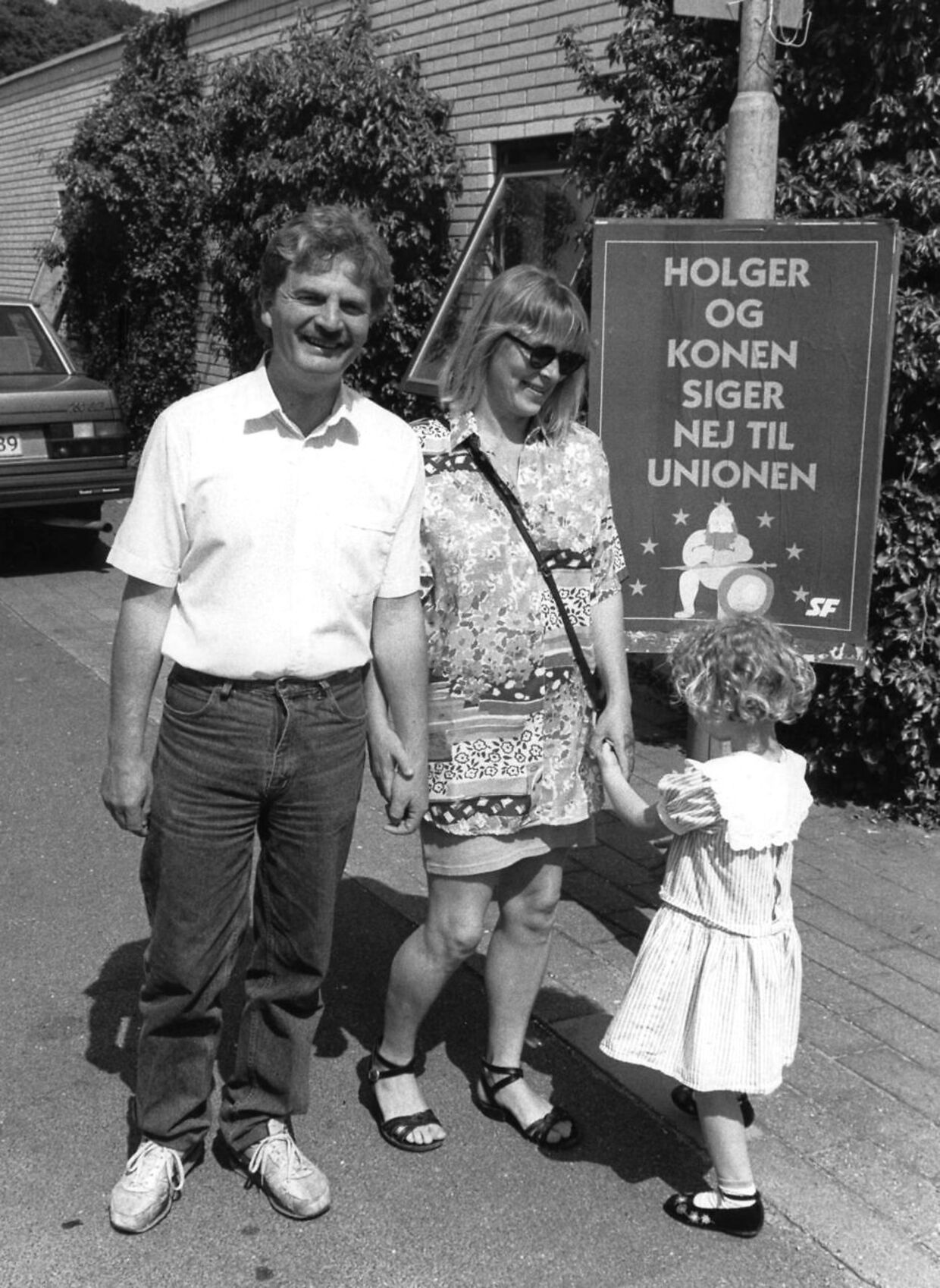 Holger K Nielsen med Kirsten og Ida på fire år, foran en plakat med teksten: Holger og konen siger nej til Unionen, ved et afstemningssted i Jonstrup, den 2. juni 1992.