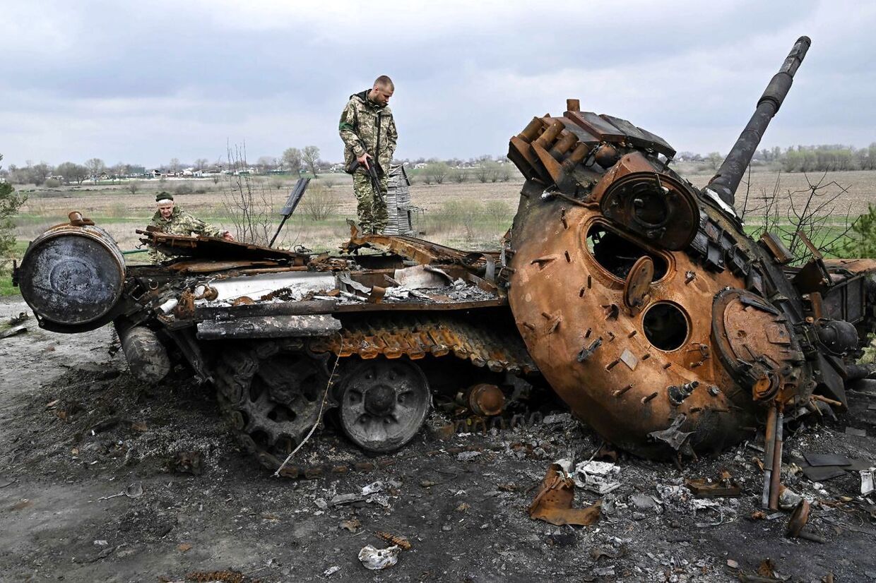 En ødelagt russisk kampvogn i landsbyen Rusaniv, som ligger i Kyiv-regionen.