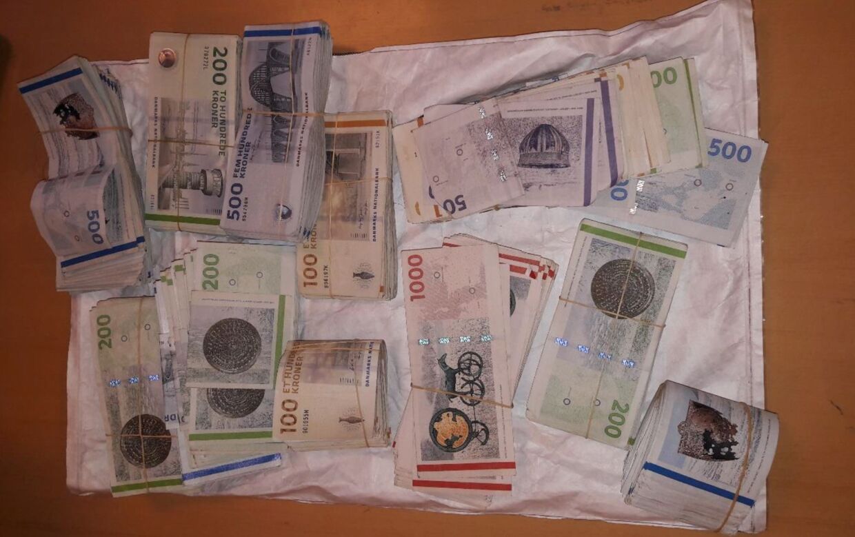 Politiet fandt 465.000 kroner i kontanter, da betjente 10. august 2020 slog til mod nogle af hovedmændene i narkonetværket.