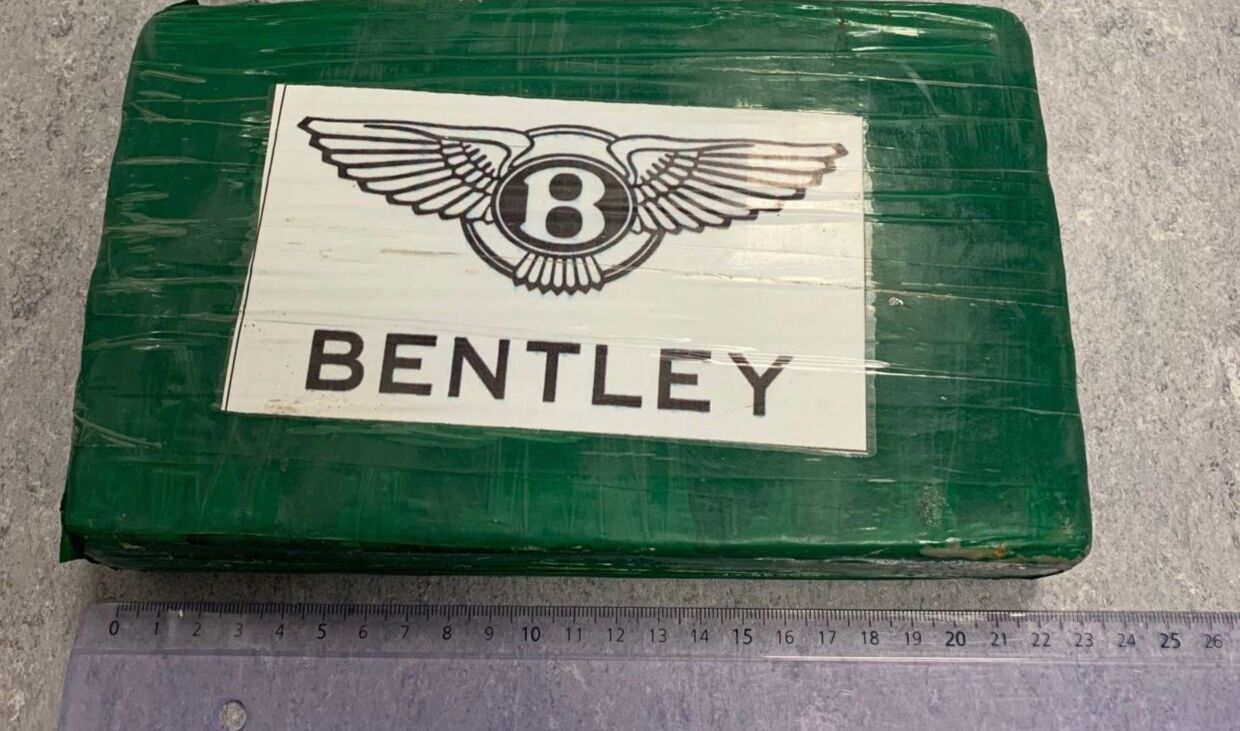 Ved anholdelsen af nogle af netværkets hovedfigurer i Operition Hugion blev der også fundet to kilo kokain, der var mærket med et Bentley-symbol.&nbsp;&nbsp;
