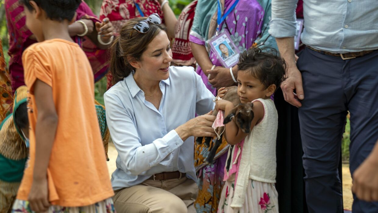 Kronprinsessen forelskede sig i en lille ged, da hun besøgte en landsby tæt på rohingya-flygtningelejren.