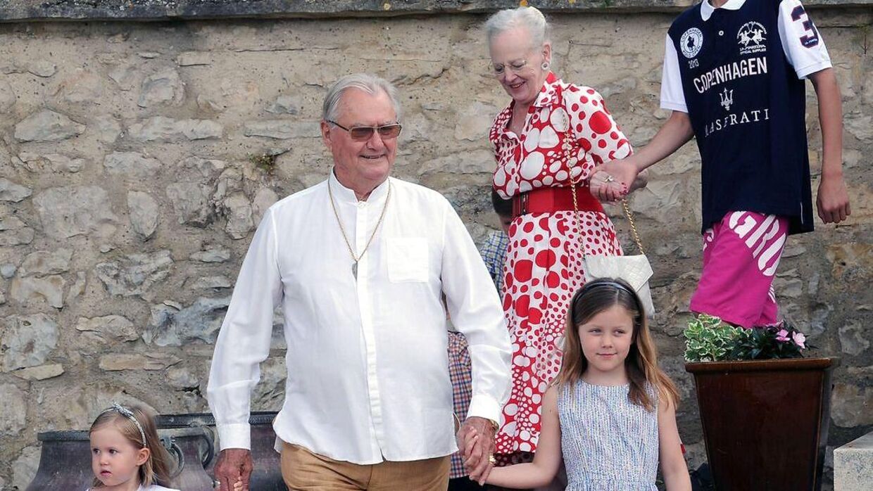 Dronning Margrethe og prins Henrik med prinsesse Isabella og prinsesse Josephine i 2014.