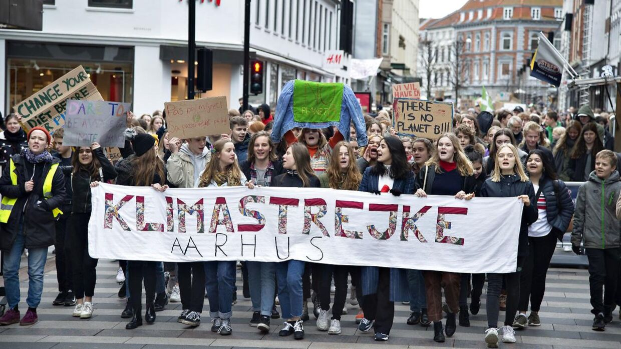 Skoleelever fra Aarhus med bannere på vej gennem byen under International Klimastrejke i Aarhus, fredag 15. marts 2019. 